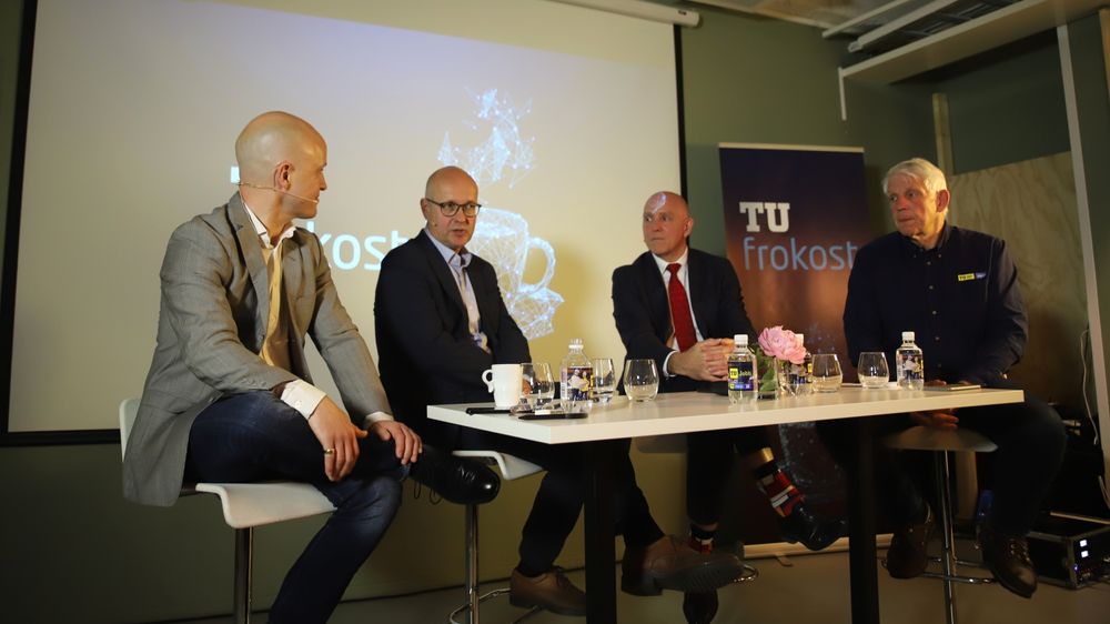 Fra venstre: Varog Kervarec, ordstyrer og redaktør i Inside Telecom, Olav Lysne, professor og direktør hos Simula, Paul Scanlan, Huaweis teknologisjef, og Odd Richard Valmot, journalist i Teknisk Ukeblad.