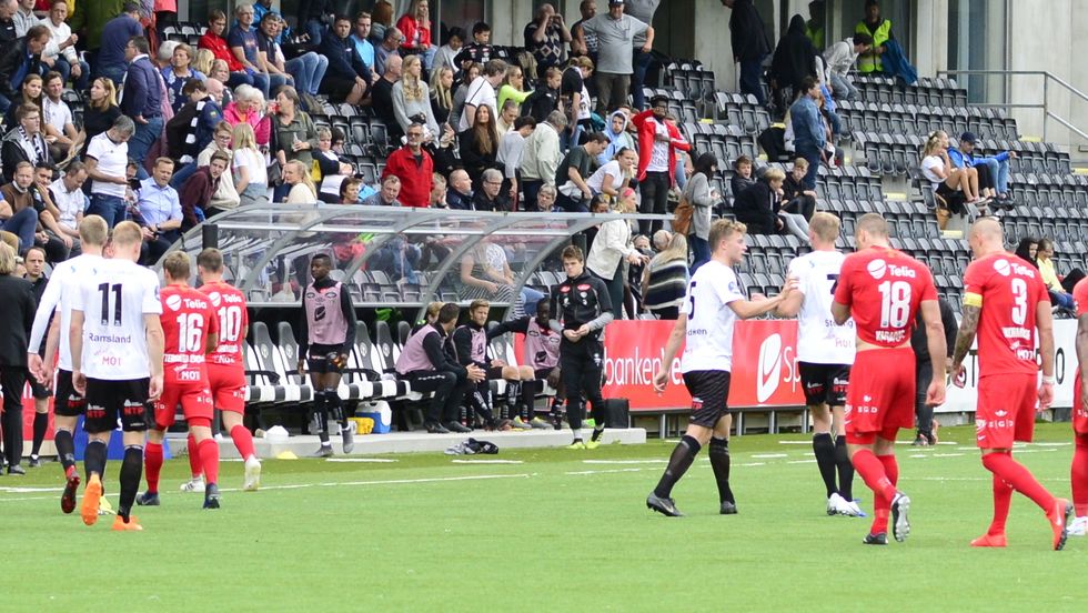 MÅTTE SKILJAST: Ulrik Fredriksen må halda Per Magnus Steiring attende. Sistnemnde byrja å krangla med lagkamerat Ole Amund Sveen på veg inn i garderoben.