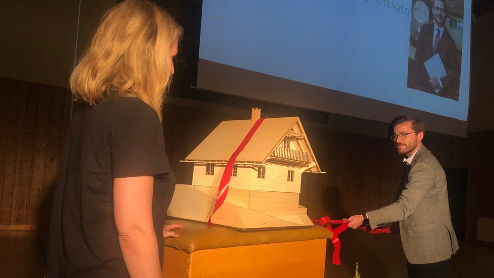 OPNING: Sveinung Rotevatn opnar miniatyrutgåva av huset til Wittgenstein.