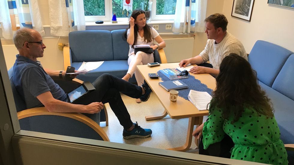 SAMDE PÅ BAKROMMET: Dei starta møtet med steile posisjonar, men etter lange samtalar på bakrommet, greidde kommunestyret å bli samde om eit felles framlegg for Tangevegen 14. Frå venstre: Knut Arne Klingenberg (H), Marie-Helene Hollevik Brandsdal (Ap), Aleksander Øren Heen (Sp) og Sandra Opheim (Uavhengig).