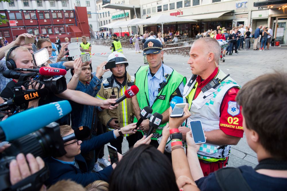 Politiets innsatsleder Rune Bjørsvik (i midten), fagleder brann Øystein Eriksen (t.v) og operativ leder helse André Tiller (t.h.) orienterer pressen etter en hendelse i Oslo sentrum i 2016.
Foto: Fredrik Varfjell / NTB scanpix