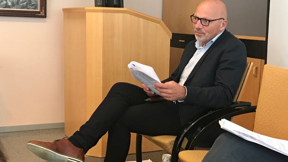 FØLGDE MED: Stig Stark-Johansen vert rådmann i Årdal frå 1. september. I juni er han på plass i kommunen for å bu seg på jobben.