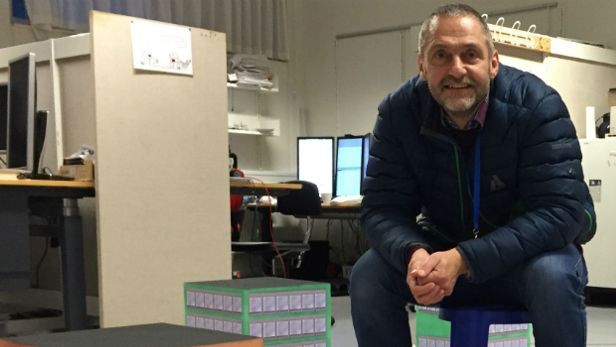 Preben Mogensen er professor i trådløs kommunikasjon ved Aalborg Universitet. Her utvikler han fremtidens mobilnettverk, som blant annet skal brukes til selvkjørende biler, som her blir testet med miniatyrmodeller.