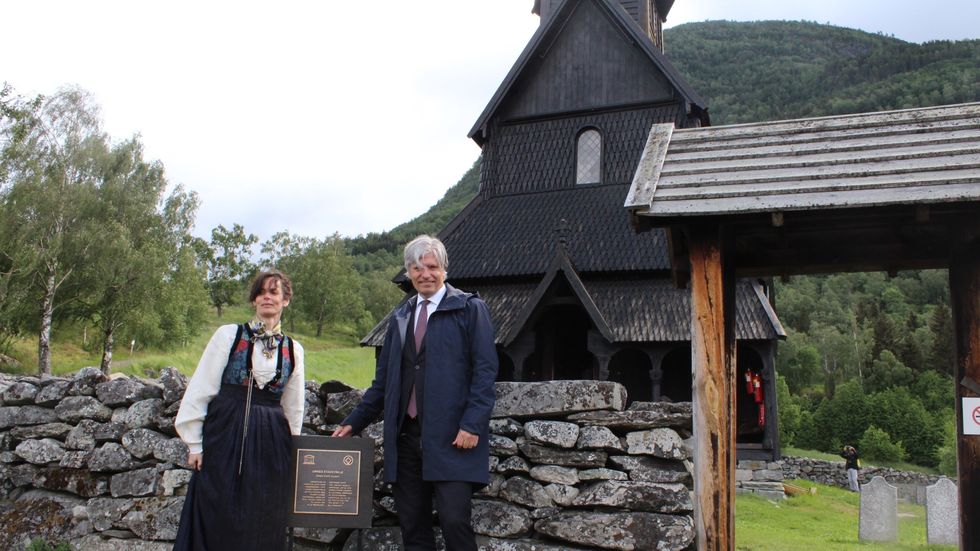 PLAKETT: Verdsarvplaketten blei avduka av Marit Tennø og Ole.