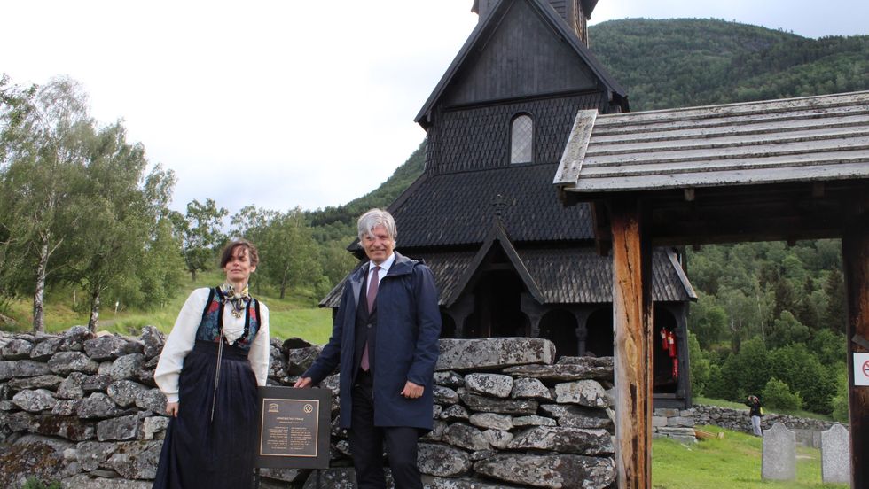 PLAKETT: Verdsarvplaketten blei avduka av Marit Tennø og Ole.