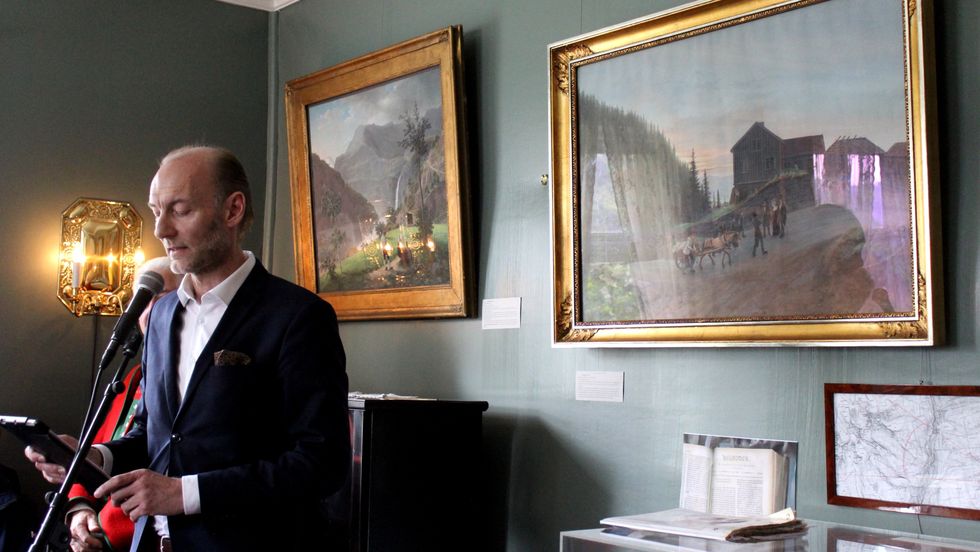 MUNTHEHUSET: Direktør i Fritt Ord, Knut Olav Åmås, opna jubileumsutstillinga "Oppdaginga av Sogn" i Munthehuset i Kroken.