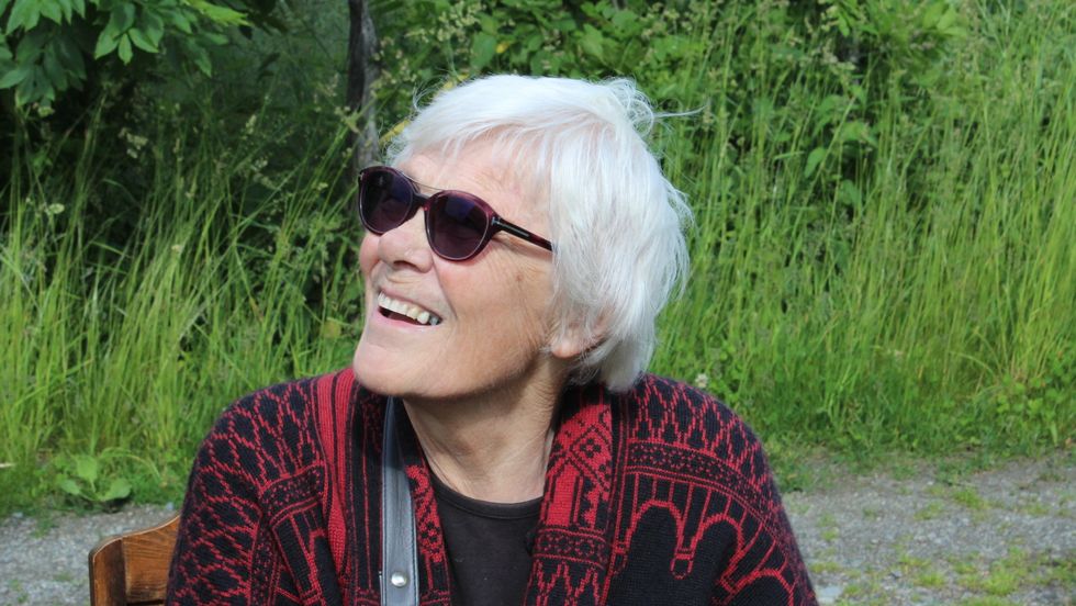 TILSYNSHAVAR: Marit Bøen har jobba i Urnes stavkyrkje sidan ho flytta til bygda Ornes.