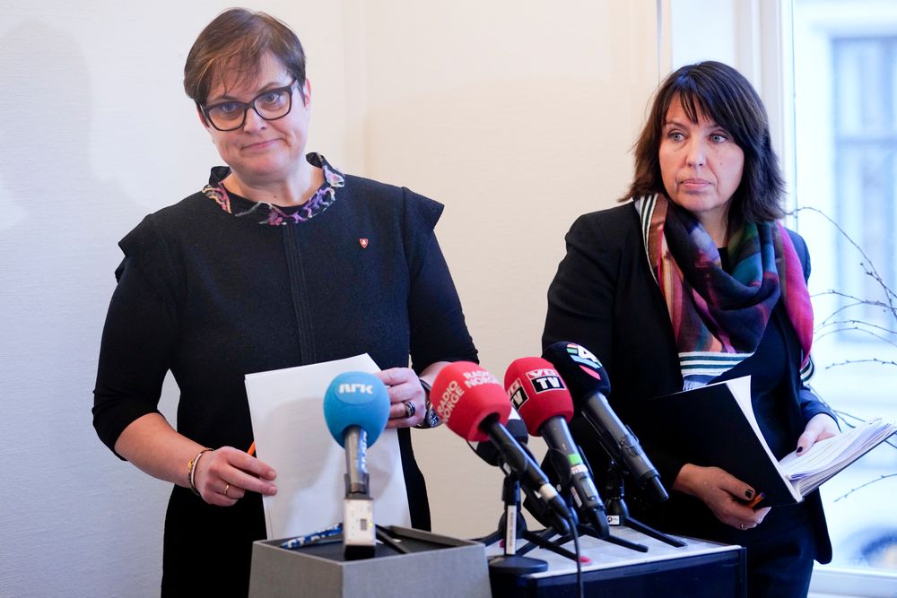 Ordførar Ragnhild Aashaug og rådmann Siv Stuedal Sjøvold er til stades.