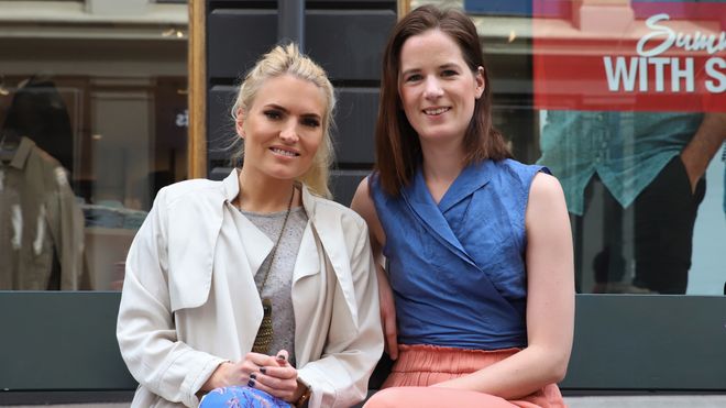 Isabelle Ringnes og Marie Louise Sunde på en benk