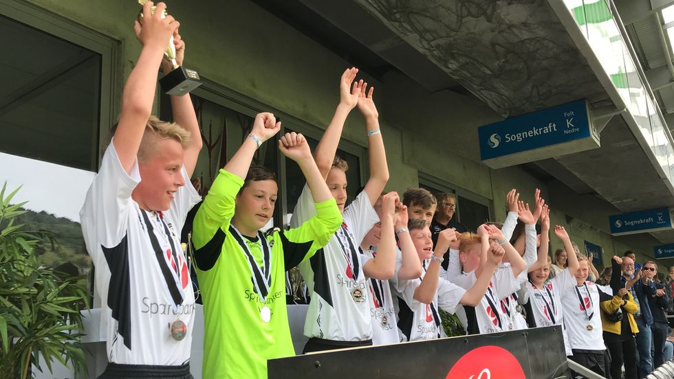HALVNØGDE: G13-laget til Sogndal jublar for sølv i Lerum Cup.