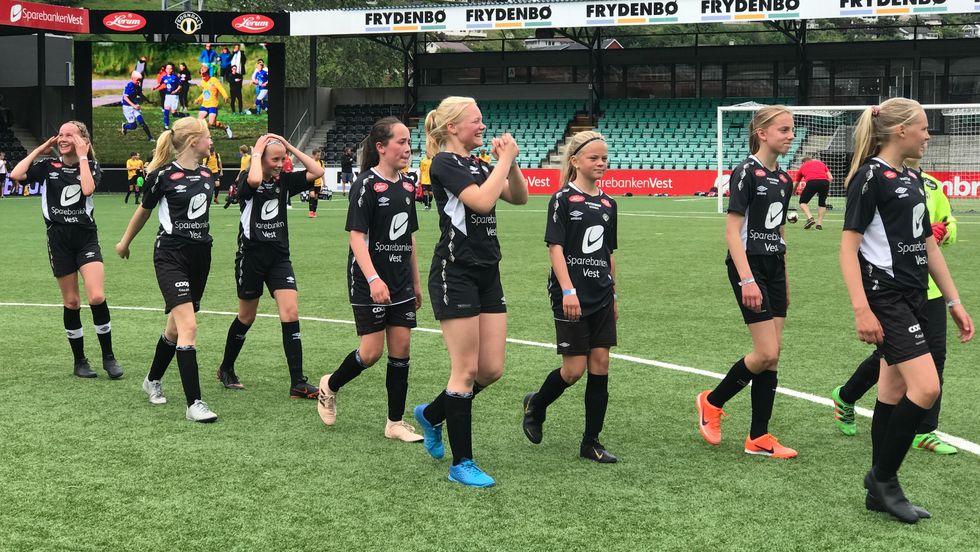STERK ÅRGANG: J13-laget til Sogndal susa gjennom Lerum Cup. I finalen gav dei seg ikkje før det stod 9-0 på måltavla.