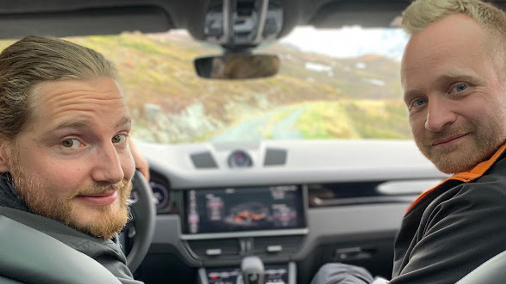 FEKK KØYRT SEG: Steffen Westbye, marknadsdirektør i Porsche Norge og Johannes Einemo var på plass då promofilmen vart til.