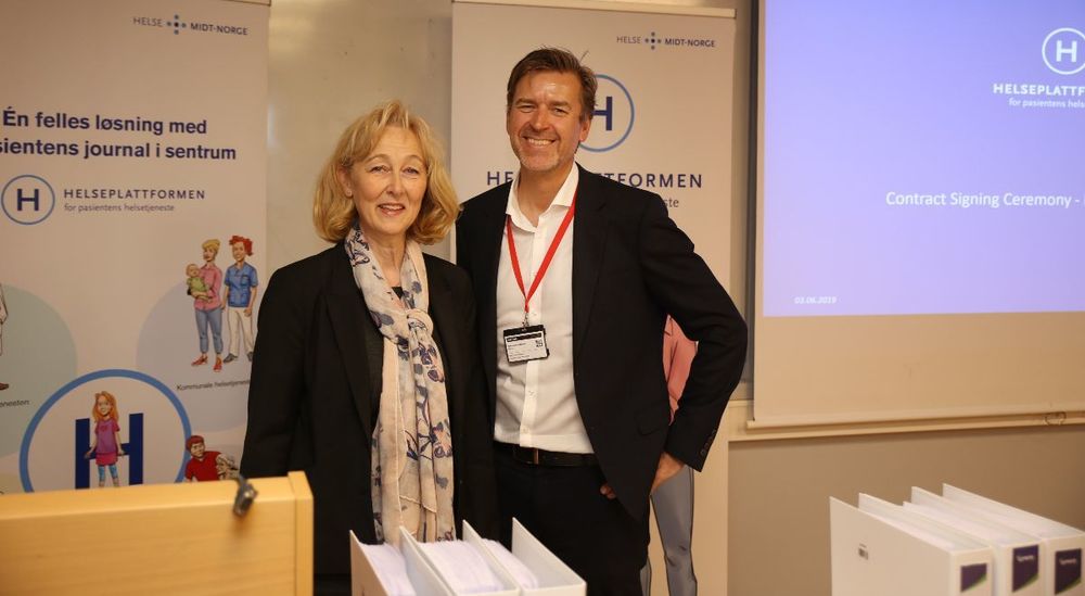 Administrerende direktør Torbjørg Vanvik i Helseplattformen sammen med administrerende direktør Hans-Henrik Merckoll i IBM Norge. – Vi gleder oss veldig til å sette i gang. Personopplysninger knyttet til helse er blant de mest sensitive data som finnes. Jeg er stolt over at IBM er valgt som leverandør av sikkerhetsløsningen for identitets- og tilgangsstyring for Helseplattformen, sa Mercoll ved kontraktssignering.