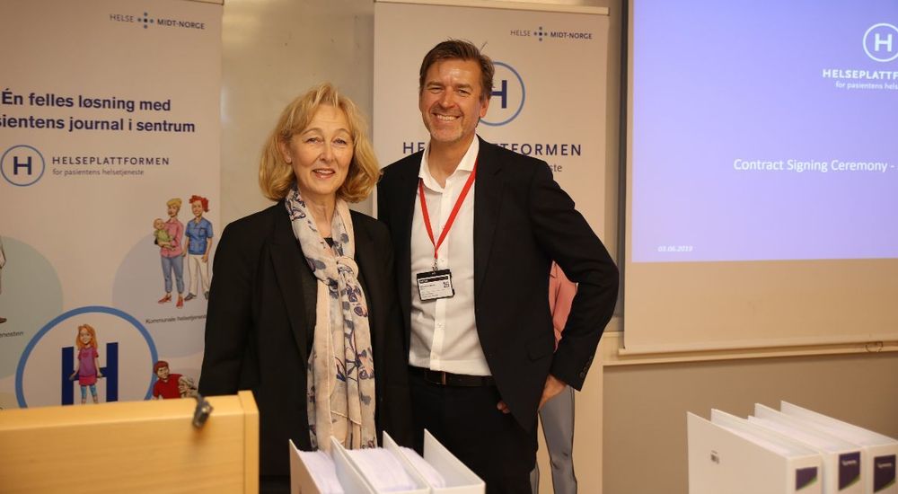 Administrerende direktør Torbjørg Vanvik i Helseplattformen sammen med administrerende direktør Hans-Henrik Merckoll i IBM Norge. – Vi gleder oss veldig til å sette i gang. Personopplysninger knyttet til helse er blant de mest sensitive data som finnes. Jeg er stolt over at IBM er valgt som leverandør av sikkerhetsløsningen for identitets- og tilgangsstyring for Helseplattformen, sa Mercoll ved kontraktssignering.