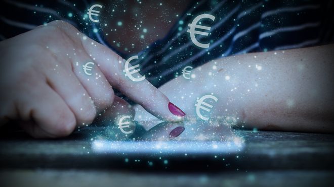 Fingre på en smartmobil med euro-symboler.