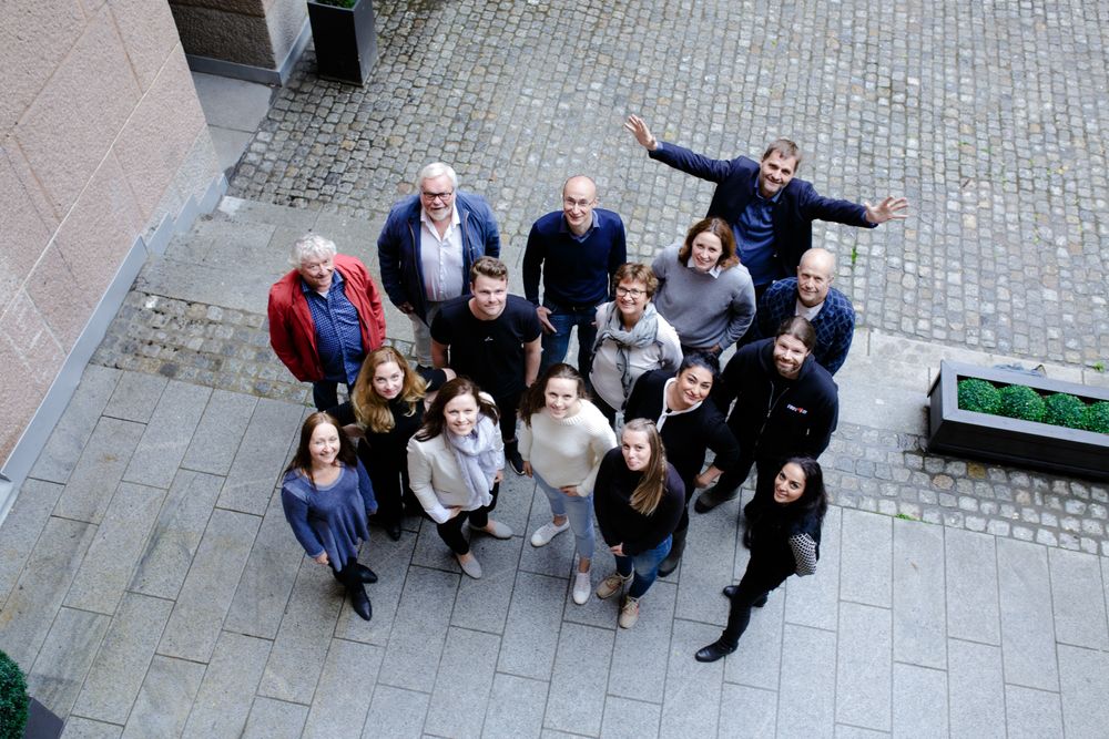 Dette er folkene som utgjør stammen i Oslo Media House - med gründer Magne Soundjock Otterdal med armene i været bakerst.