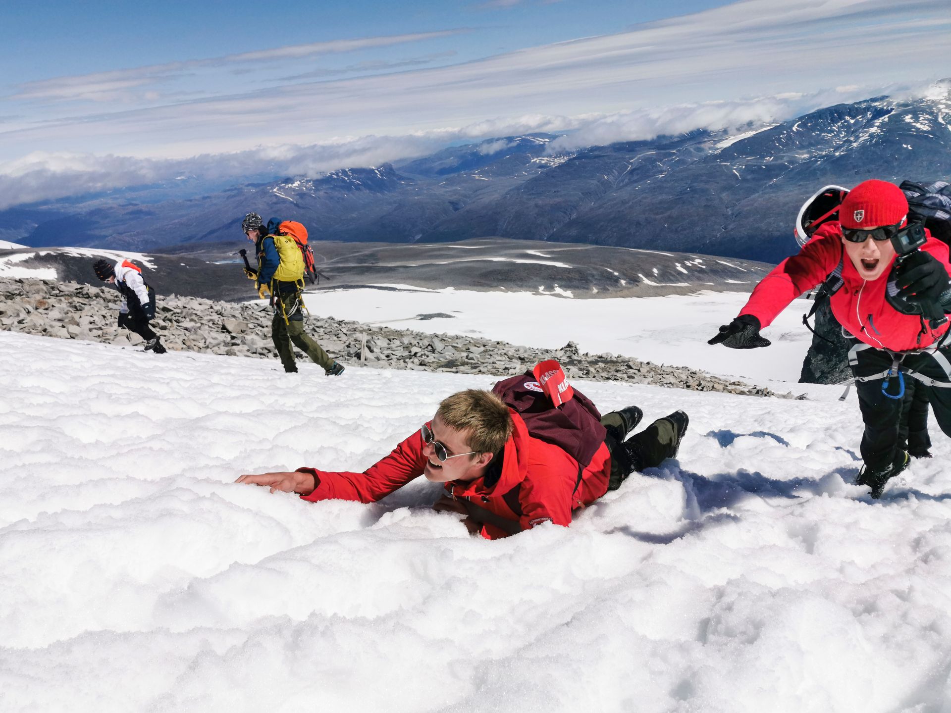 Snø og sol på vei opp på Galdhøpiggen: