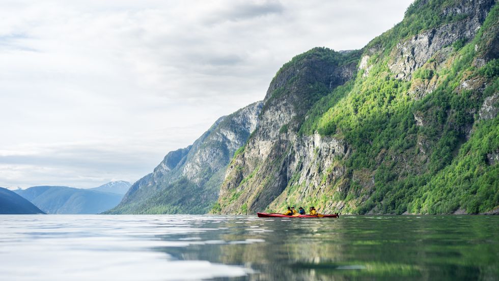 KAJAKK: Padling i Aurlandsfjorden ein fin sommardag.