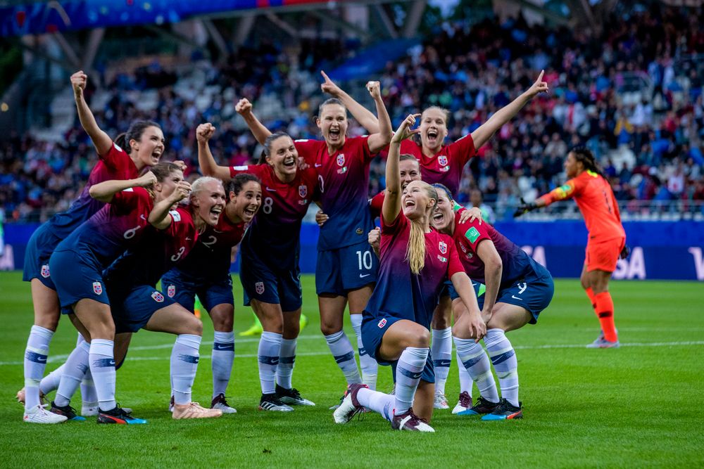 Norges Lisa-Marie Karlseng Utland feirer med en "selfie" sammen med resten av laget etter 2-0 scoringen under VM kampen i fotball for kvinner mellom Norge og Nigeria.
Foto: Stian Lysberg Solum / NTB scanpix