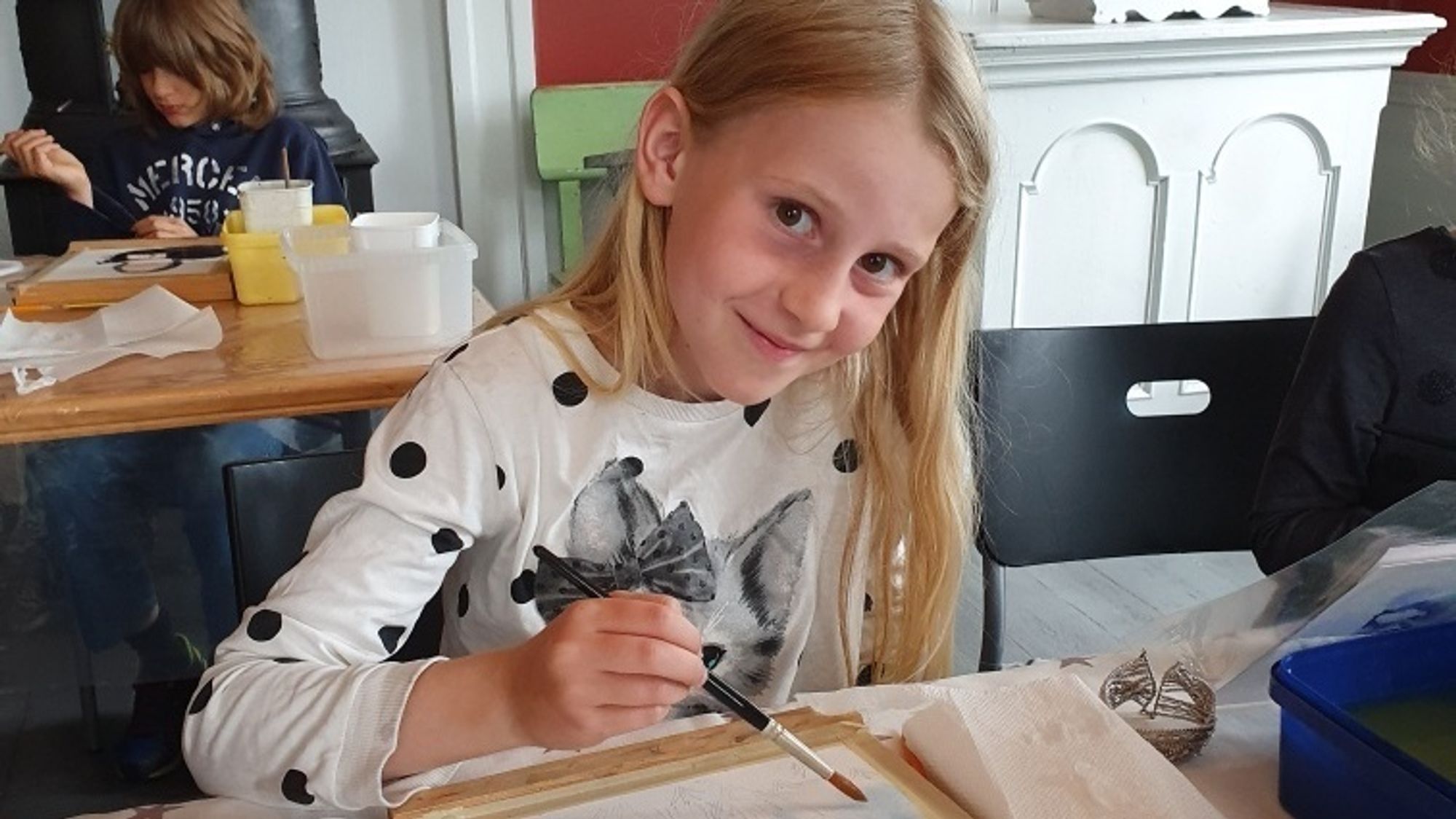 KUNST: Her er det landskap som står på planen til denne unge kunstnaren.