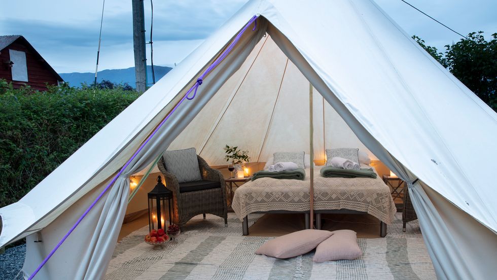 GLAMPING: I Solvorn finn du no desse flotte telta.