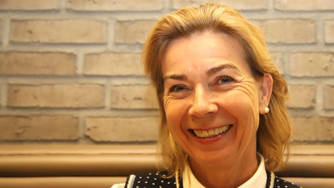 Direktør Kristin Holth leder Ocean Industries i DNB. Der er det 250 ansatte som blant annet passer på at kundene lever opp til flere av FNs bærekraftmål.