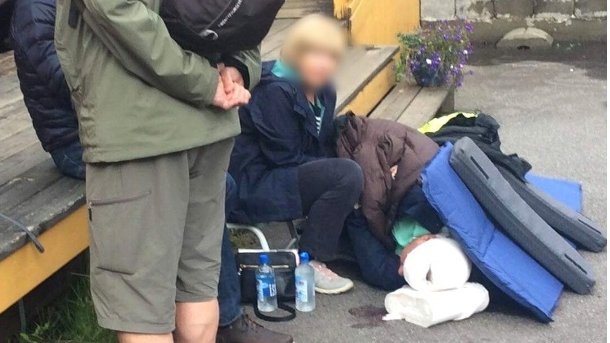 SKADA: Biletet syner den skadde mannen som ligg på ein tørkerull, med puter over seg for å halda varmen.