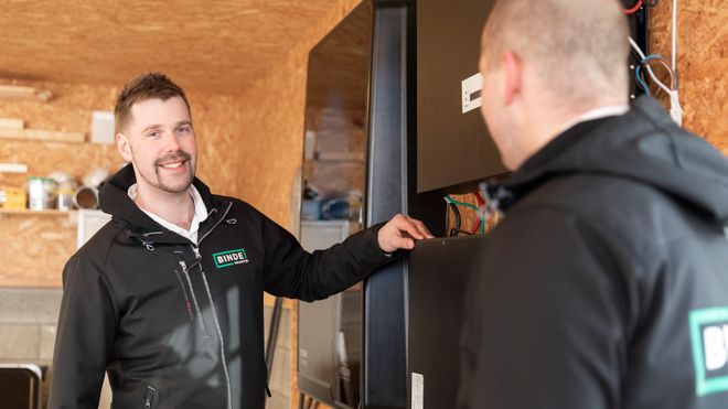 Magnus Vågen har bygget et omfattende energianlegg hjemme. Nå håper han å snart kunne supplere med en toveislader.