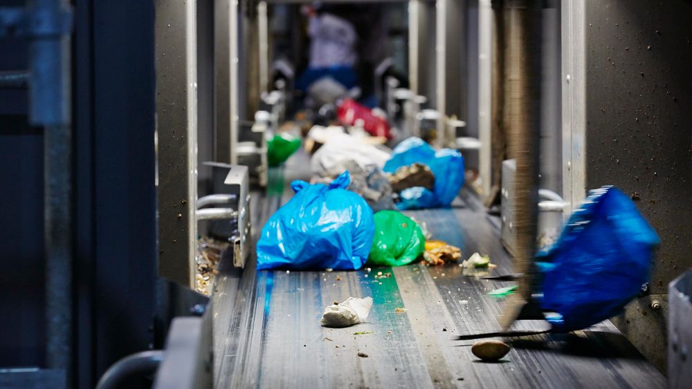 På avfallssorteringsanlegget på Klemetsrud i Oslo sorteres posene etter farge og vekt. Dersom produsentene var flinkere til å lage gjenvinnbare produkter, ville mer plast kunne smeltes om og brukes på nytt.