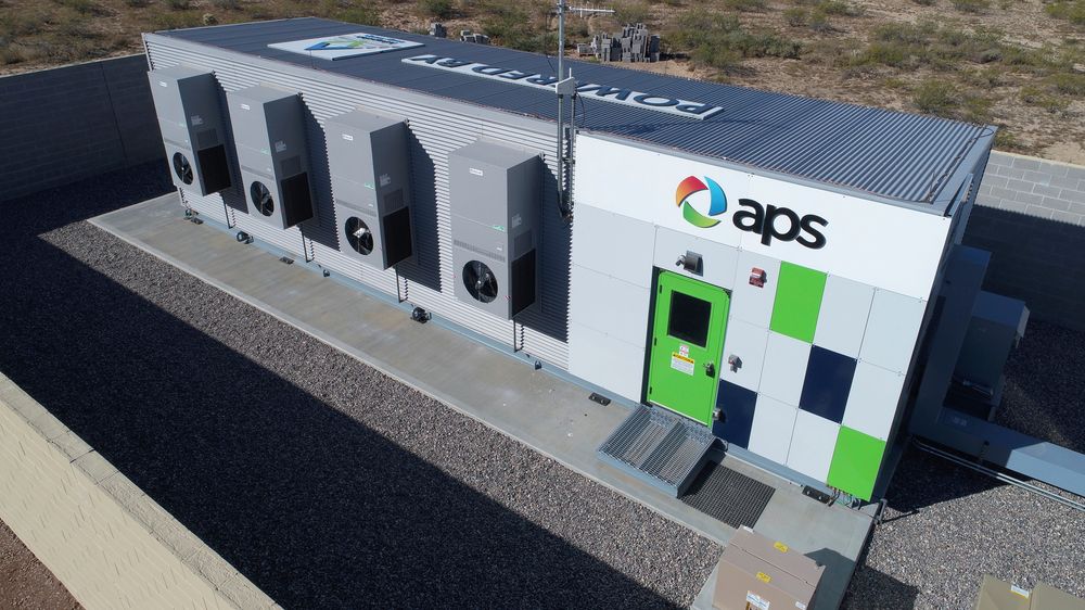 Tok fyr: Dette bildet fra 2017 viser et MW-batteri eiet av Arizona Public Service (APS) nær Buckeie, Arizona. Et identisk batteri tok fyr i april 2019 og sendte åtte brannmenn og en politibetjent til sykehus, noe som illustrerer risikoen når nettselskap forbereder nettet for eksponentiell vekst i energikonsumet ved hjelp av gigantiske batterier til energilagring.
