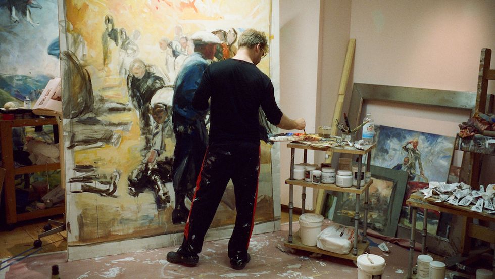 INSPIRERT: Kunstmålar Vebjørn Sand skal måla ein stor portrettserie med tidsvitne frå andre verdskrig. Eitt av måleria blir av Oleksandr Chalich, som var tvangsarbeidar i Årdal.