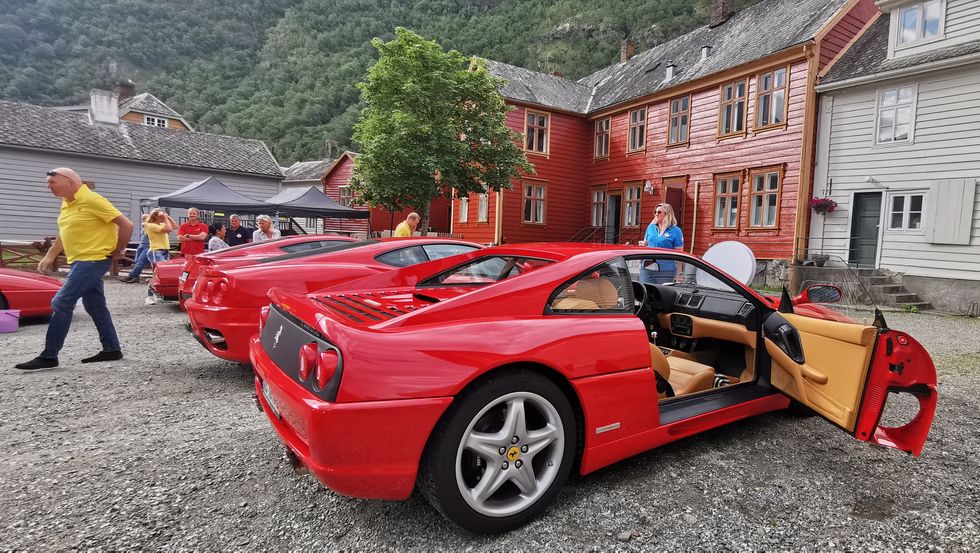 FERRARITREFF: I helga var det ferraritreff i Sogndal. Her står bilane utstilte i Kvammegården bak Lærdalsøren hotell.