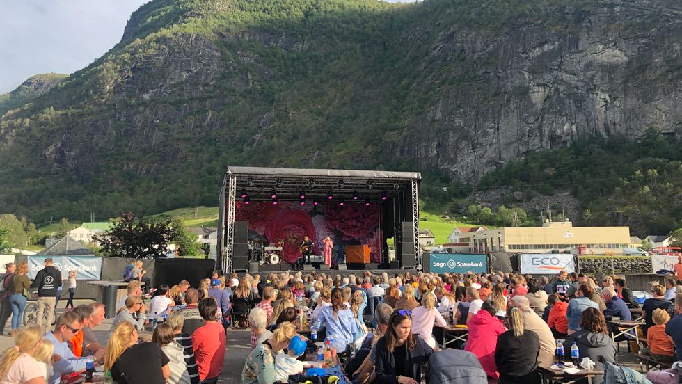 FOLKSOMT: 440 tok turen for å høyra på Eva Weel Skram.