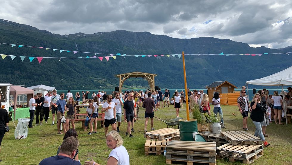 BERGTATTFESTIVALEN: Utover kvelden vil det bli konsertar på scena på Ekservollen, og danseklubb på låven.
