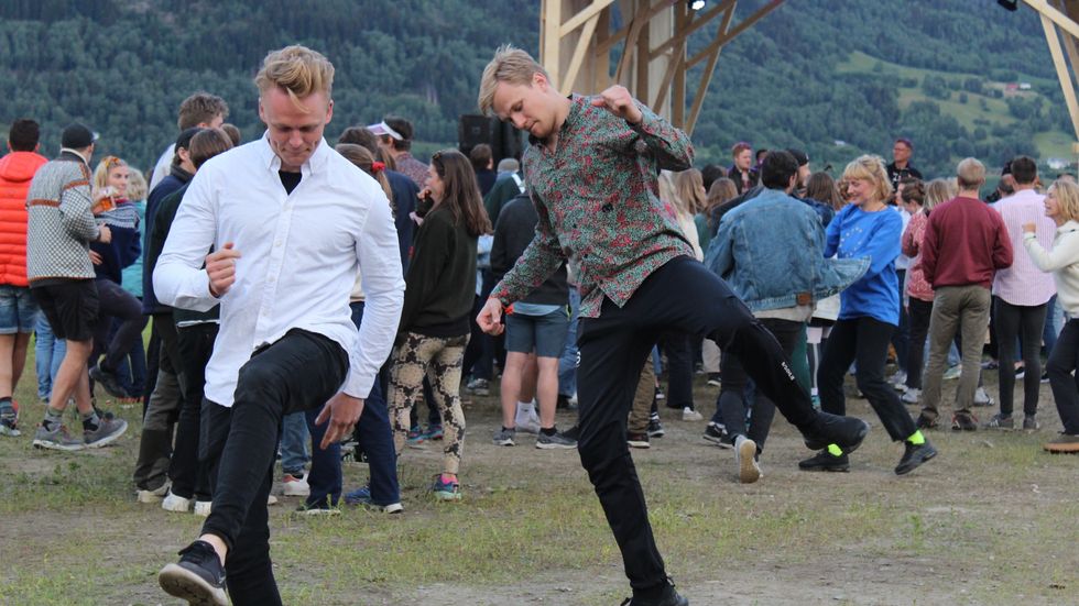 BERGTATT: Folk dansa og kosa seg då Folk Flest spela opp til dans på Bergtattfestivalen.