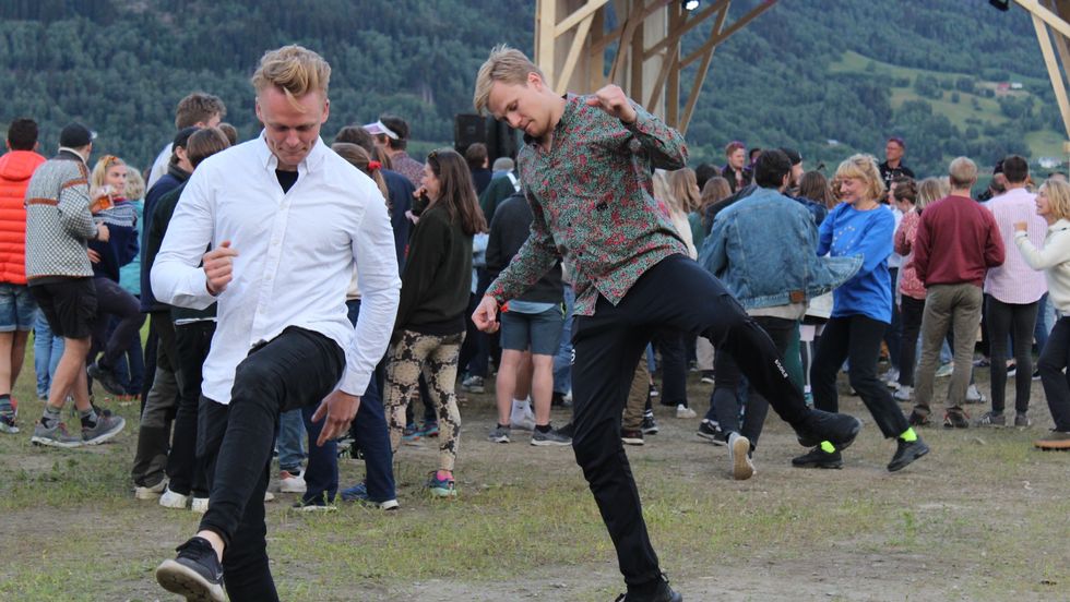 BERGTATT: Folk dansa og kosa seg då Folk Flest spela opp til dans på Bergtattfestivalen.