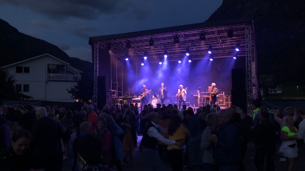 STEMNING: Det var mange danseglade som svinga seg til gode tonar frå Longhorn.
