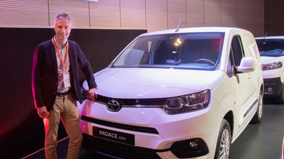 Espen Olsen foran Toyotas nye kompakt-varebil, Proace City.