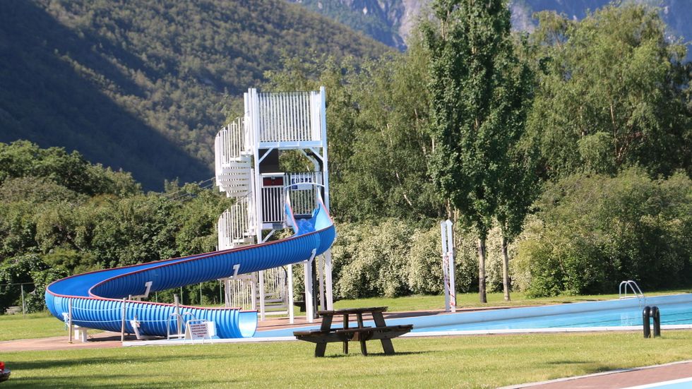 ÉI SKLIE: Sklietårnet ved bassenget i Øvre Årdal har denne sesongen berre éi sklie, i staden for to.