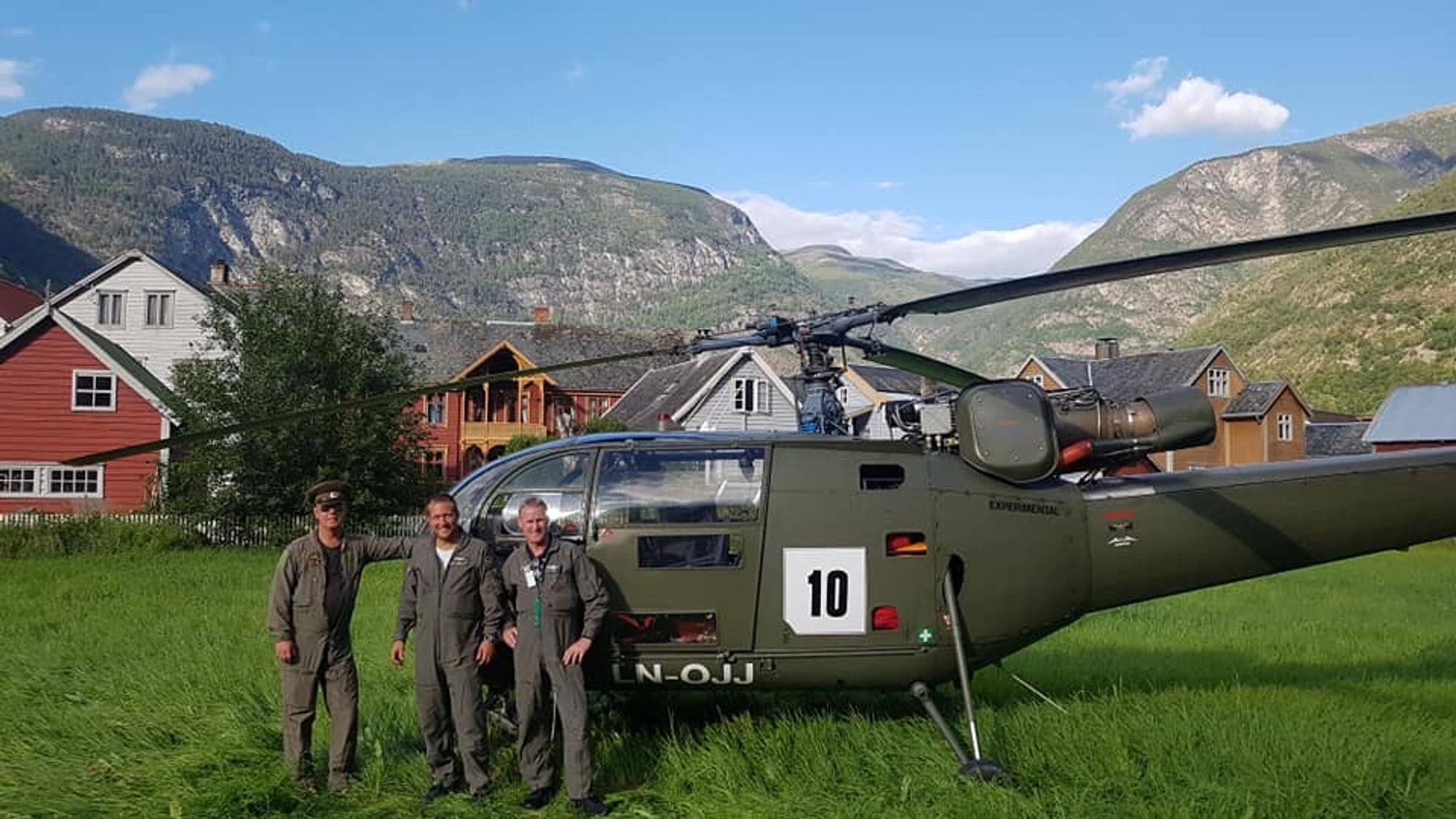 STASELEGE GJESTAR: Christer Breiseth Myhre, Tommy Evensen og Kåre-Jan Johansen. Staselege med flyuniformar og britiske offisersluer.