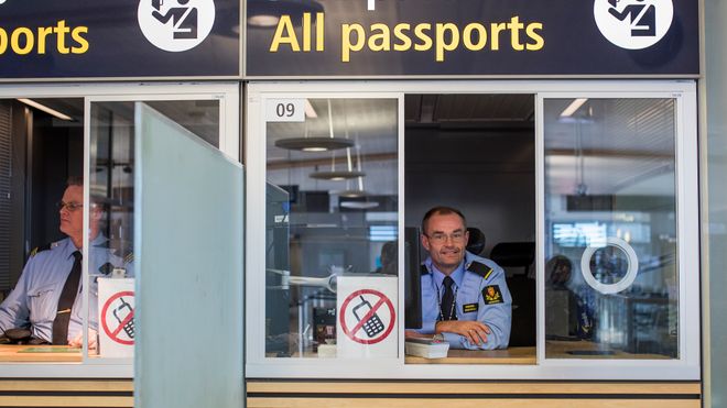Politiet med nødpass-poesi: – Vi håper å nå ut til flere på denne måten