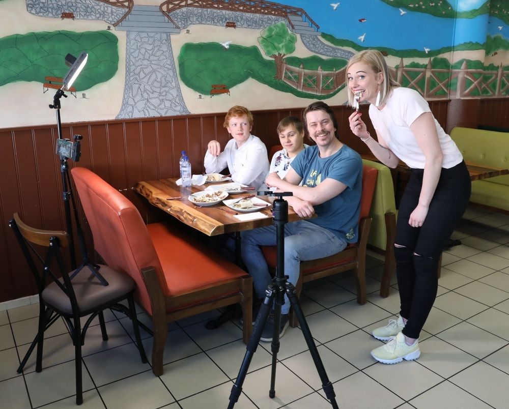 Teste-panelet i TA fra venstre: Kokkestudent August Lofsberg og Jonas Adolfsen, kokk Anders Johan Pedersen og produktutvikler i Telemarksavisa, Juni Wendelin Fasting. Foto: Per-Åge Eriksen