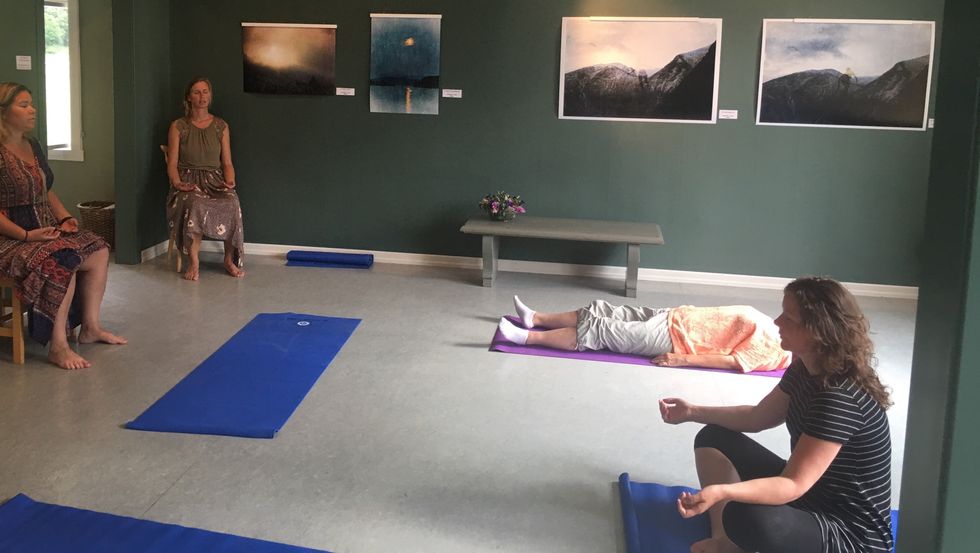 LANDINGSSTUND: Marit Ljøsne inviterte tordag til ei anleis meditasjonsstund i Lærdal.