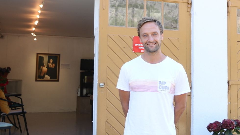 FOKUS PÅ DYR: Thomas Grøttebø er mannen bak utstillinga Animalistic i Lærdal.