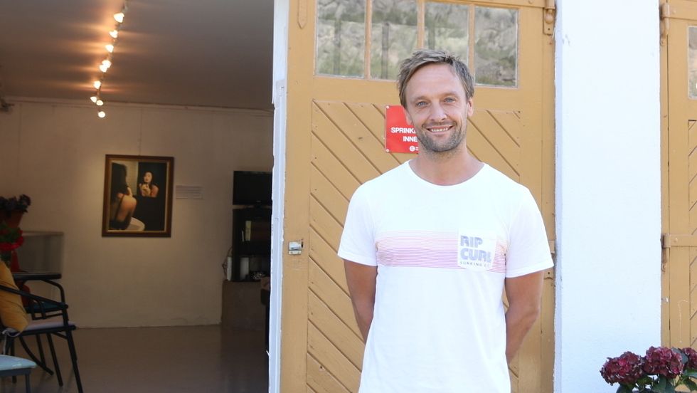 FOKUS PÅ DYR: Thomas Grøttebø er mannen bak utstillinga Animalistic i Lærdal.