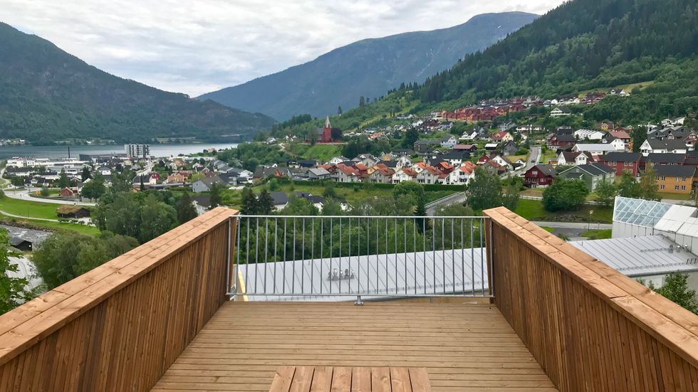 INSPIRERT DESIGN: Trebrua og det skrånande rekkverket kjenner me att frå Stegastein i Aurland. Den karakteristiske bøyen framme på kanten, derimot, manglar.