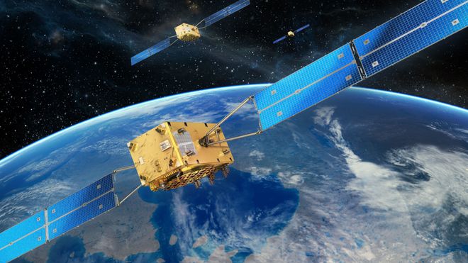 Satellitter med jorden i bakgrunnen.