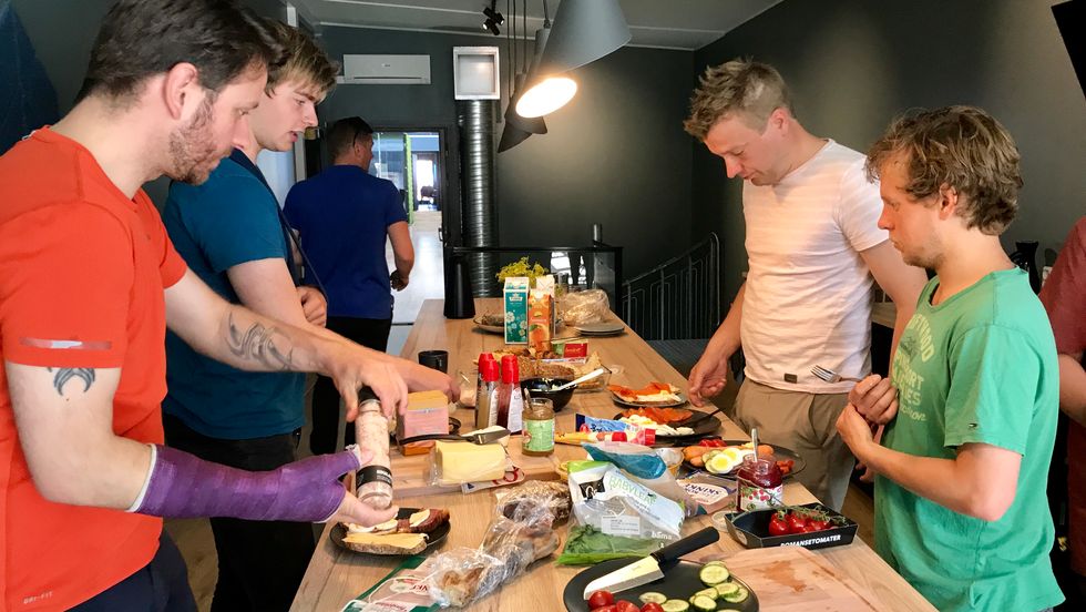 FELLES LUNSJ: Det er lunsjtid i Rocketfarm og nLink. Dei tilsette har ikkje med seg eiga niste, men lagar brødmaten saman.