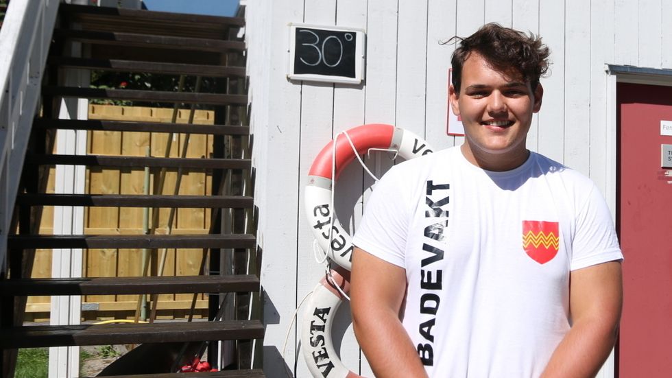 BADEVAKT: Kristoffer Loftheim jobbar som badevakt ved friluftsbassenget i Årdal.