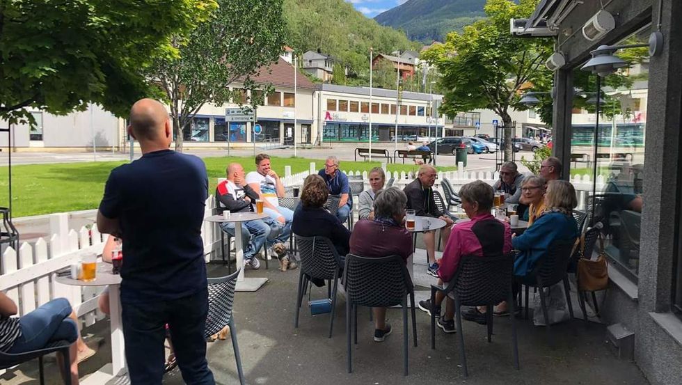 ØLSERVERING PÅ DUGNAD: I sommar har Tya Bar i Øvre Årdal kunna halda ope på dagtid fredag og laurdag, eit tilbod som har vist seg å vera populært.